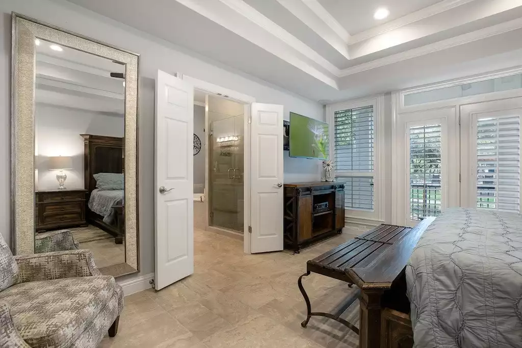Primary Suite has access to outdoor deck, Smart TV and en-suite bathroom. Primary Suite has access to outdoor deck, Smart TV and en-suite bathroom. - Main House at Whispering Oaks Estate - Dripping Springs