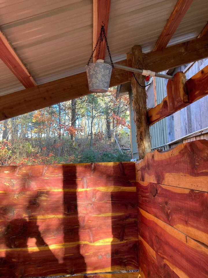 An Antique Sanctuary - Outdoor Shower Crafted from Elegant Woods. - Moon-Rise Cabin -Serene and Unique off Katy Trail - Hartsburg