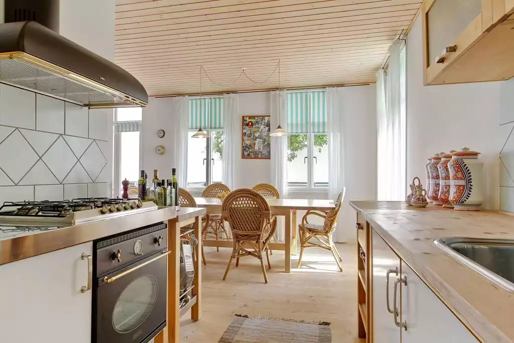 Kitchen with gas stove Kitchen with gas stove - Skærven Historic Beachfront Cottage - Nyborg