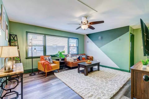 Chicago  2Br Condo -Nature Themed Downtown Access