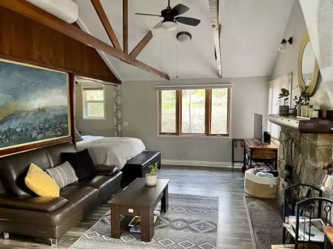 Cozy Cabin close to town. Updated w/ EV Charger