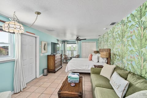 Crane Creek Inn Dolphin Suite: Waterfront Pool!