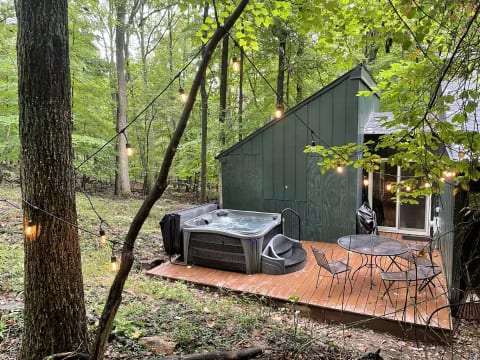 New private hot tub on rear deck facing Cacapon Mountain-an amazing setting to relax!