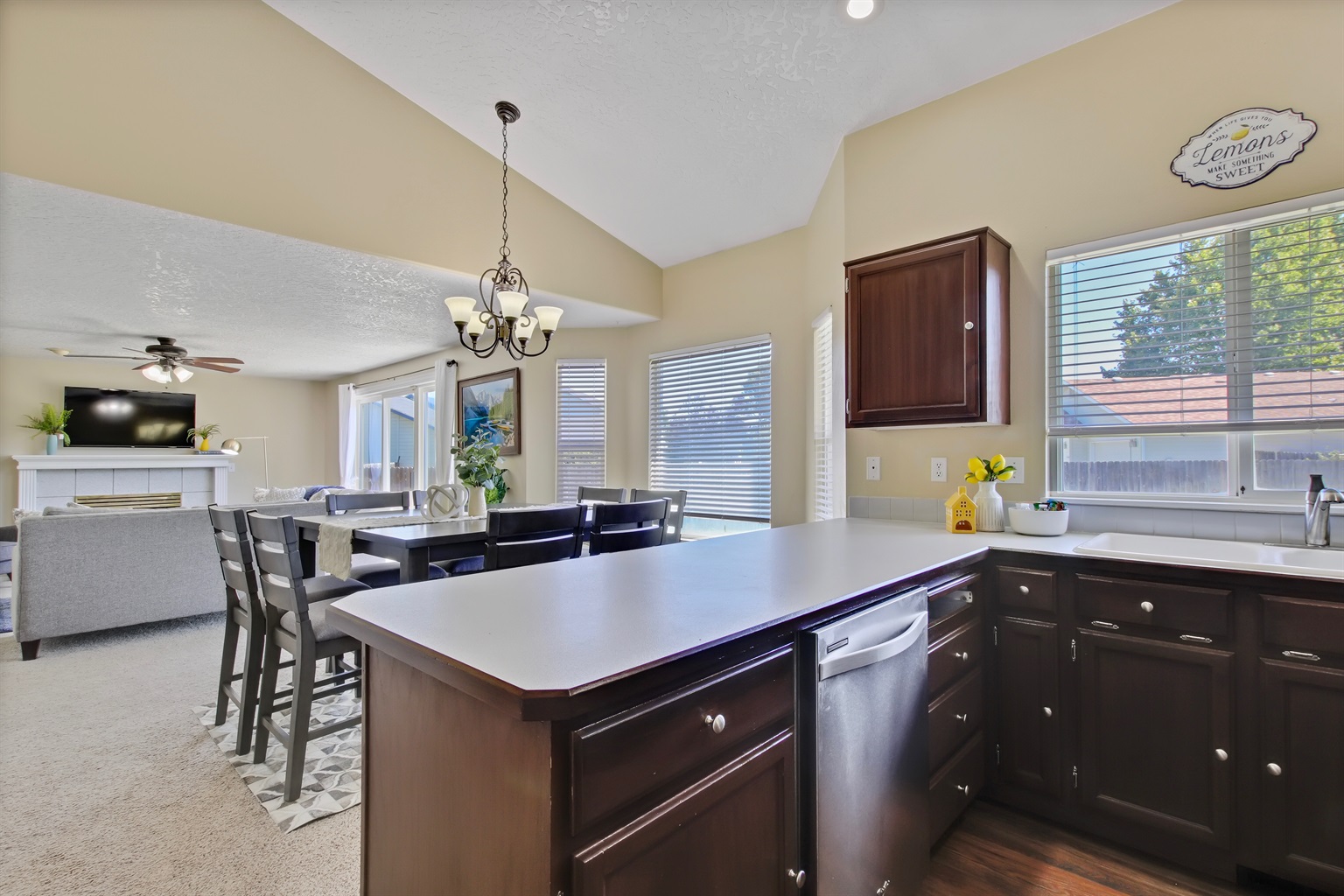 inviting-sun-filled-4-bedroom-home-in-central-nampa-id/