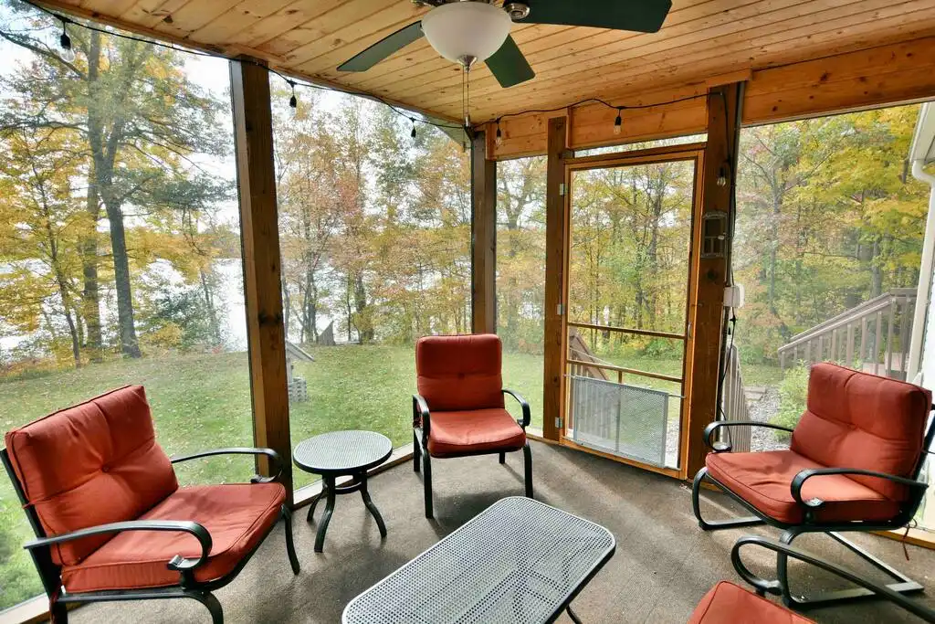 Comfortably seat 6 adults in the screened-in back porch with fantastic views of the fire pit, Hemlock Lake, and the serene, private back yard! - *Cabin w/ Screen Deck!*Kayak*SUP*Pedalboat*Rowboat - Birchwood