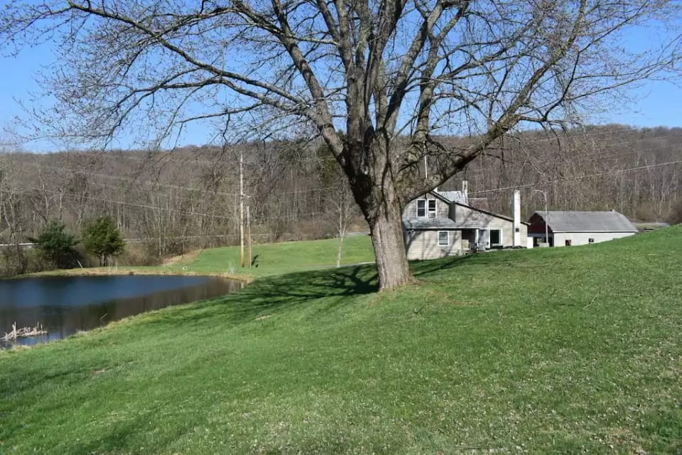 Farmhouse with pond views close to Raystown Resort