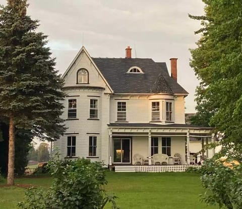 Sunset Farm: Historic Victorian Home on 300 acres