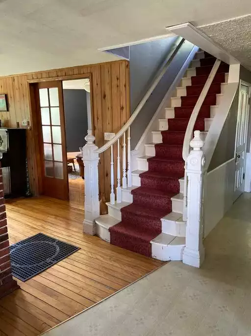 Staircase leading to the second floor - Sunset Farm: Historic Victorian Home on 300 acres - Coaticook Regional County Municipality