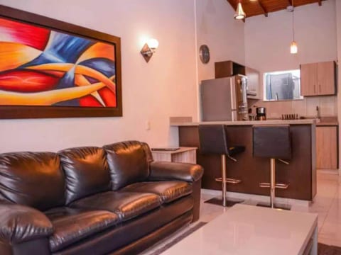 3 Bedroom Apartment AC Fiber wifi Free Parking