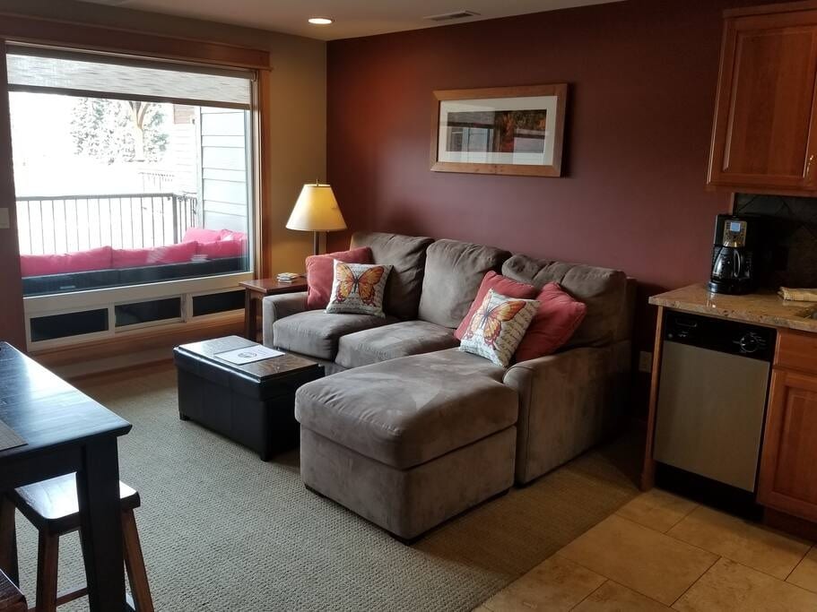 Beautiful Couch, Queen sized Memory foam pull out.
