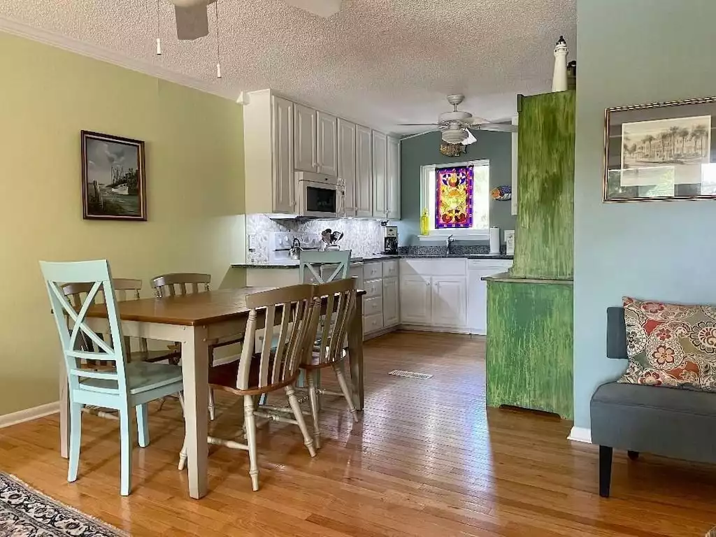 Dining room table can expand to seating for 8. Dining room table can expand to seating for 8. - Seas The Day - Saint Simons Island