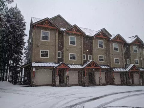 Mt Hood Townhouse. 3 bd end-unit. Hottub & Pool