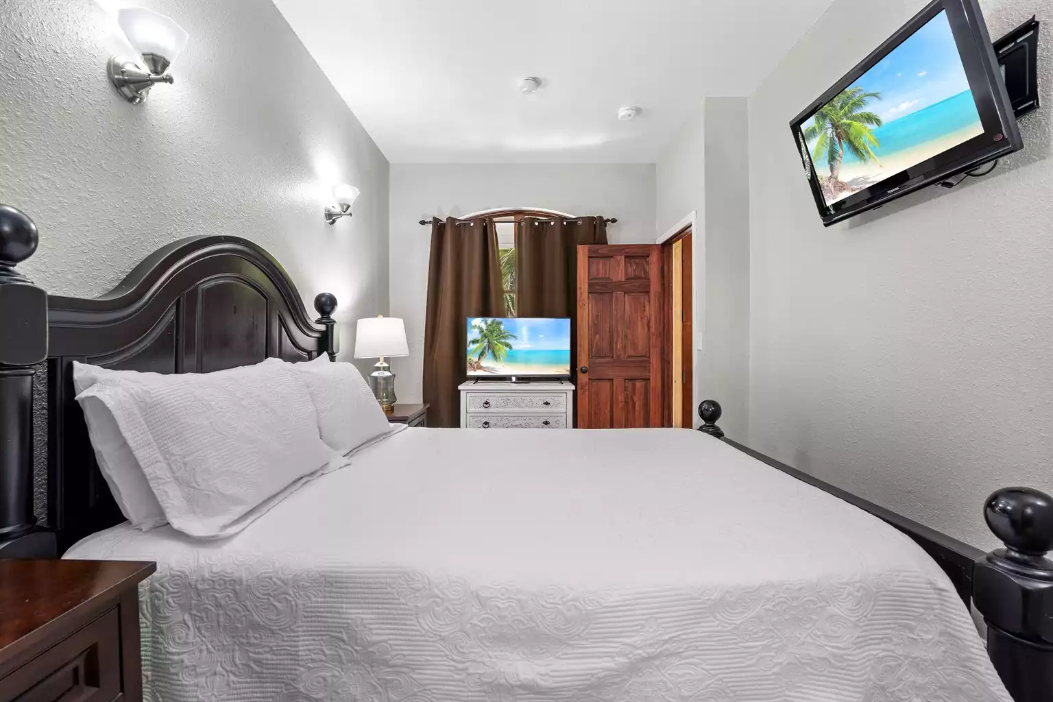 Guest room 1 with Queen