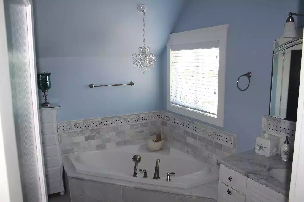 3rd level master suite bath with shower and garden tub. 3rd level master suite bath with shower and garden tub. - Pearl by the Sea - North Topsail Beach