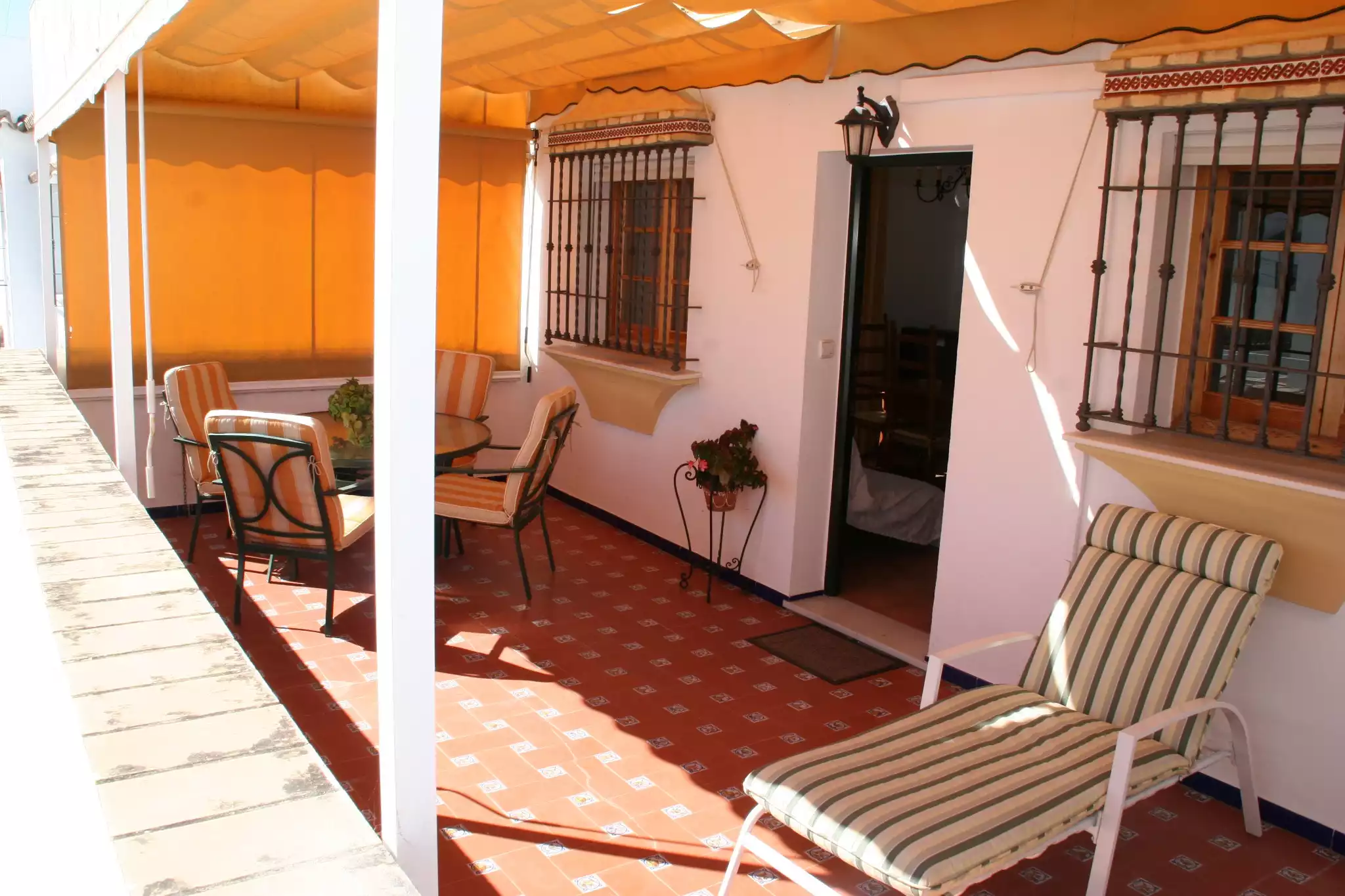 Large private terrace (30m2), very sunny (south facing), with awning and garden furniture, ideal for sunbathing, eating outdoors, reading in the afternoon, etc. - Apartment in Chipiona, Costa de la Luz, Andalucia - Chipiona