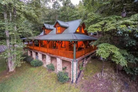 Log cabin 35 acres RV hookup hike & fish
