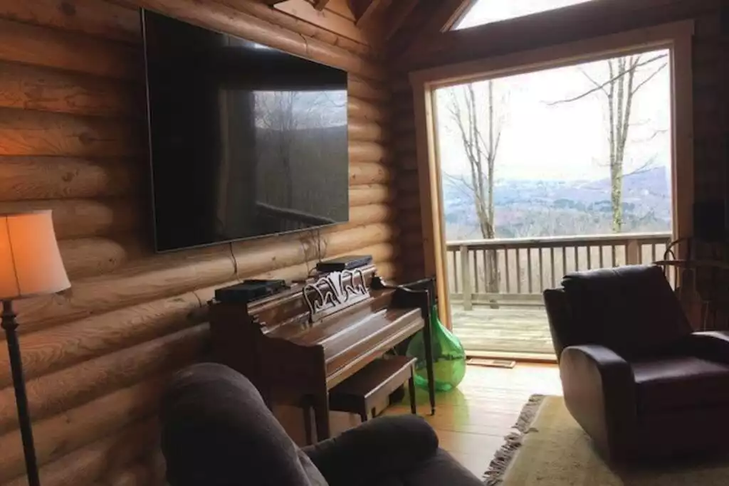 The left side of living room. Check out the floor-to--ceiling windows! The left side of living room. Check out the floor-to--ceiling windows! - Overlook Lodge. Great Views. Near weddings/Skiing - Halcottsville