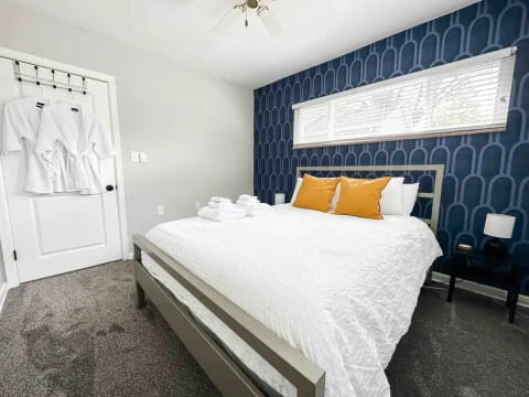 2BR in Uptown Maumee walk to Metropark