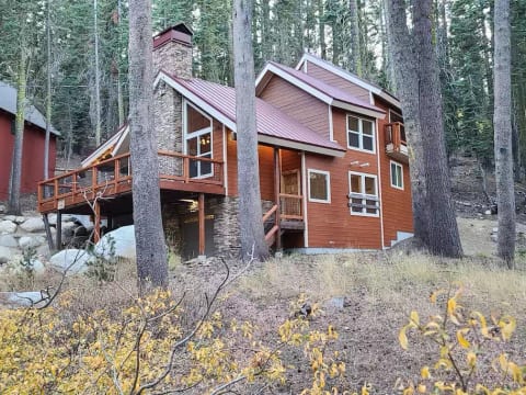 Cabin with Serene Lakes View Close to Sugar Bowl