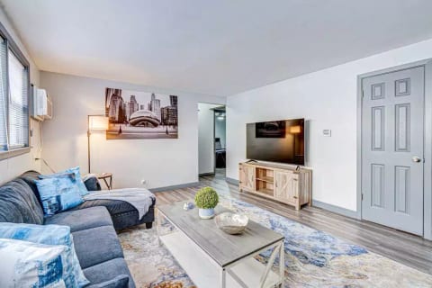 Chicago 2BR Condo- King Sleep Number