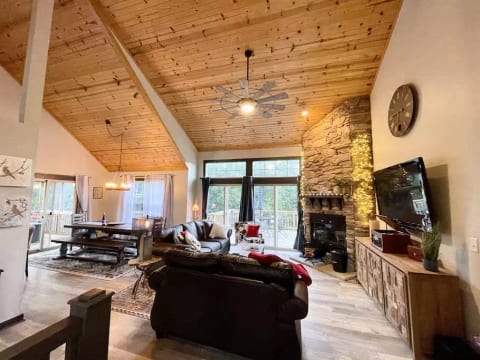 Galena Haven Gorgeous cabin 3bdrm/3bth, hot tub, k
