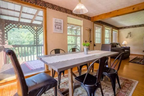"Let the Sunshine in" in the sweet farmhouse dining area.