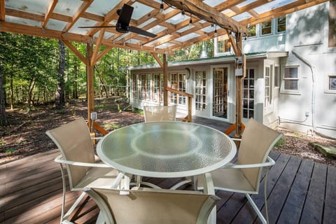 Private, covered back deck off middle futon room, for relaxing or meals