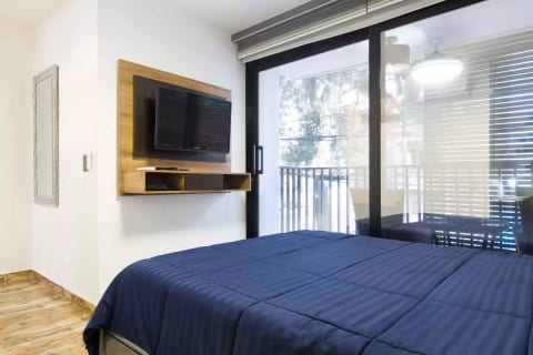 Two Bedroom AC Balcony Two Hot Tubs Security