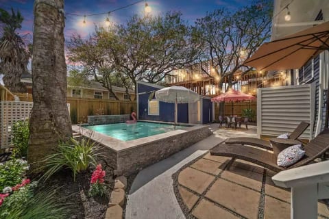 *NEW* Poolside paradise 2 blocks from beach!